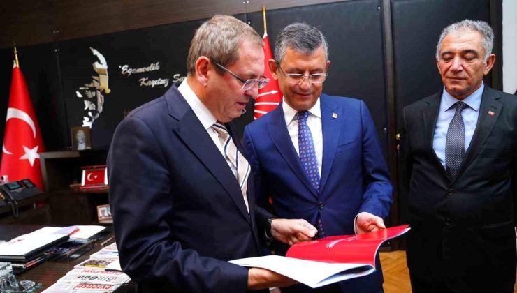 Ayvalık Belediye Lideri Mesut Ergin, CHP Genel Lideri Özgür Özel’i Ziyaret Etti