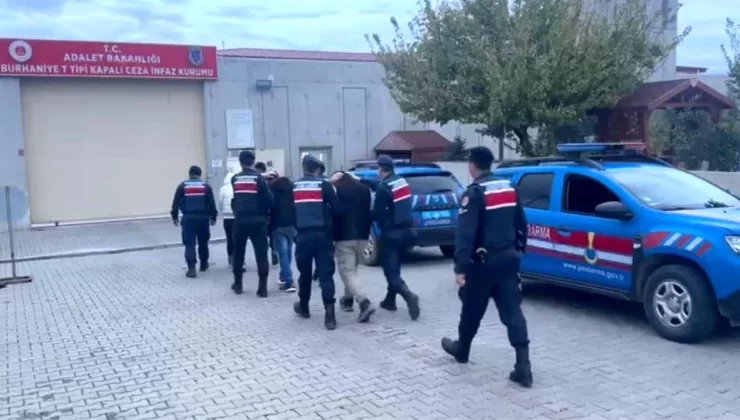 Ayvalık’ta 16 sistemsiz göçmen ve 3 organizatör yakalandı