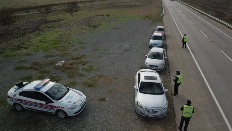 Edirne Jandarma Komutanlığı Keşan-Enez yolunda dron takviyeli kontrol gerçekleştirdi