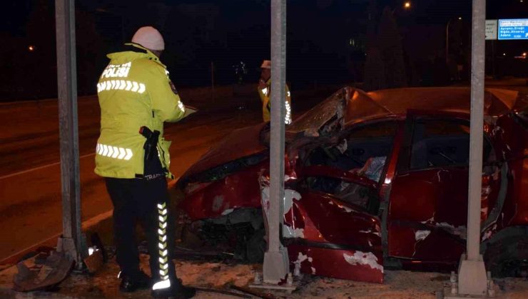 Karaman’da Denetimden Çıkan Arabanın Taraf Levhasına Çarpması Sonucu 4 Kişi Yaralandı