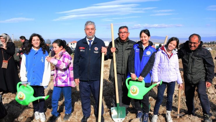 Türkiye Diyanet Vakfı Eskişehir Şubesi Hatıra Ormanı’na 500 Çam Fidanı Dikildi