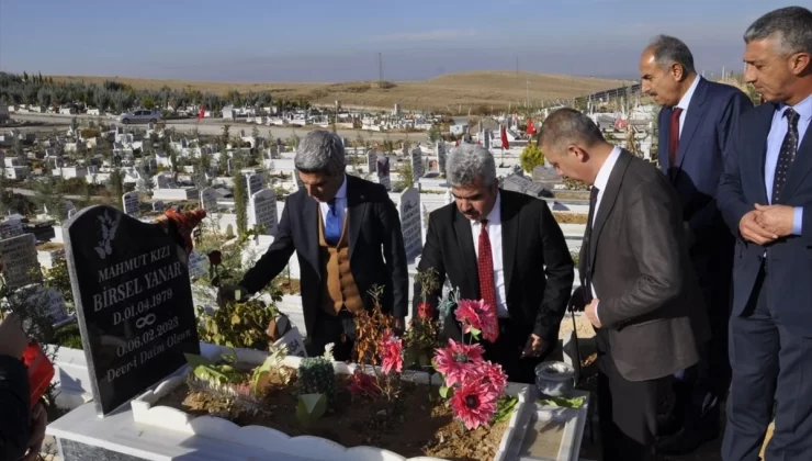 Malatya’da zelzelelerde hayatını kaybeden öğretmenlerin kabri ziyaret edildi