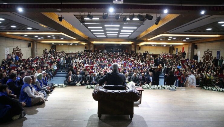 AK Parti Küme Başkanvekili Bahadır Yenişehirlioğlu, gençlerle bir ortaya geldi