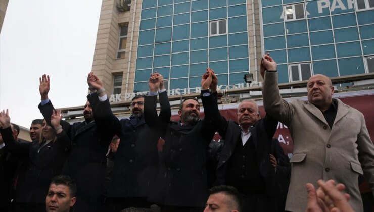 AK Parti’den Bitlis Belediye Başkanlığına aday gösterilen Nesrullah Tanglay için karşılama programı yapıldı