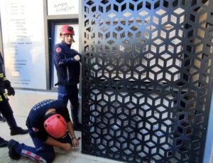 Akdeniz Üniversitesi Camii’nde mahsur kalan kedi itfaiye takımları tarafından kurtarıldı