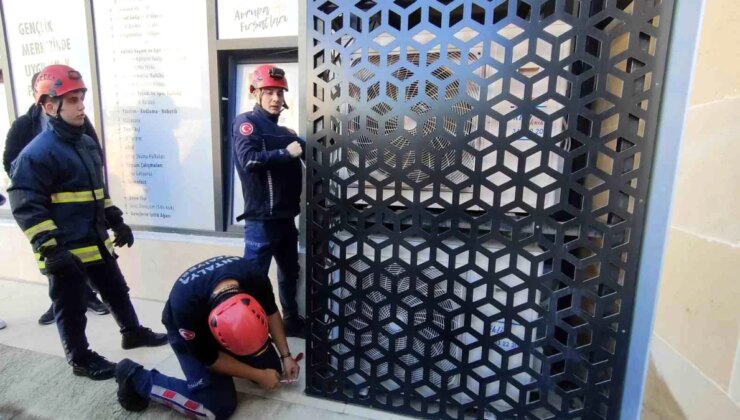 Akdeniz Üniversitesi Camii’nde mahsur kalan kedi itfaiye takımları tarafından kurtarıldı