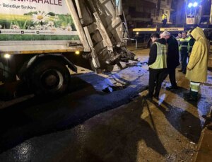 Ankara’da Yağmur Nedeniyle Yol Çöktü, Çöp Kamyonu Askıda Kaldı