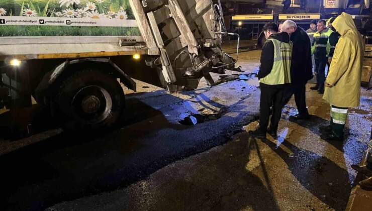 Ankara’da Yağmur Nedeniyle Yol Çöktü, Çöp Kamyonu Askıda Kaldı