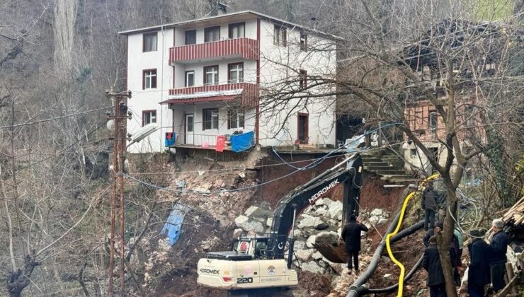 Artvin’de heyelandan ötürü 3 katlı bina tahliye edildi