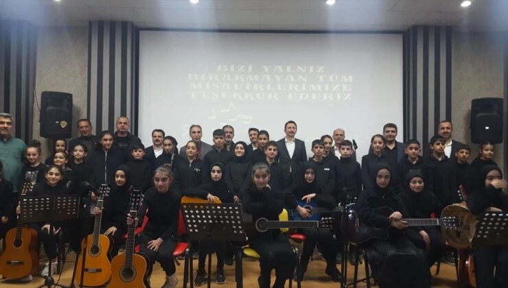 Bingöl’ün Solhan ilçesinde köy okulu öğrencilerinin verdiği konser beğeniyle izlendi