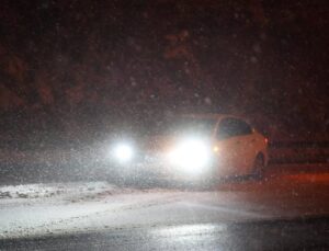 Bolu geçişinde kar yağışı: Kar kalınlığı 10 santimetreye ulaştı