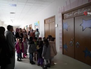 Erzincan Üniversitesi öğrencileri anaokulu öğrencilerine masal anlatıyor