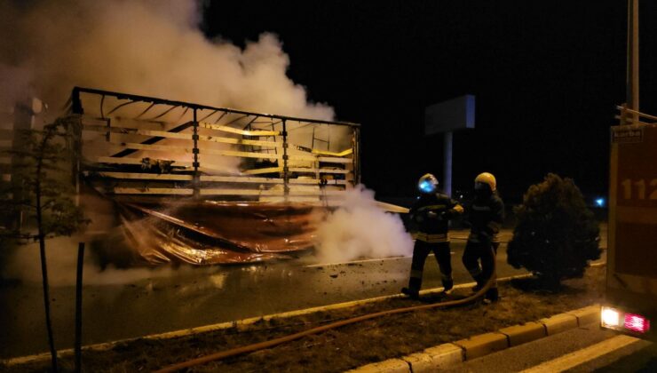 Erzincan’da mobilya yüklü TIR alev aldı