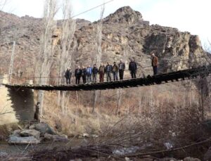 Erzurum’un Oltu ilçesindeki Ayvalı Köyü’nde tehlikeli köprü için tahlil bekleniyor