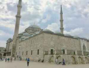 İstanbul Fatih Camii’nde İmama ve Cemaate Bıçaklı Saldırı!