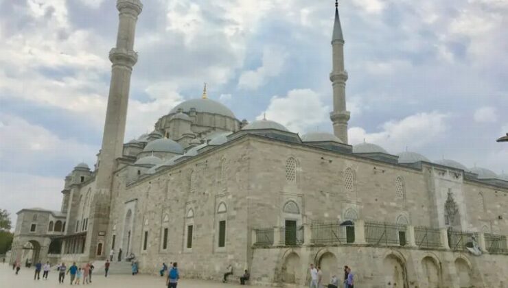 İstanbul Fatih Camii’nde İmama ve Cemaate Bıçaklı Saldırı!