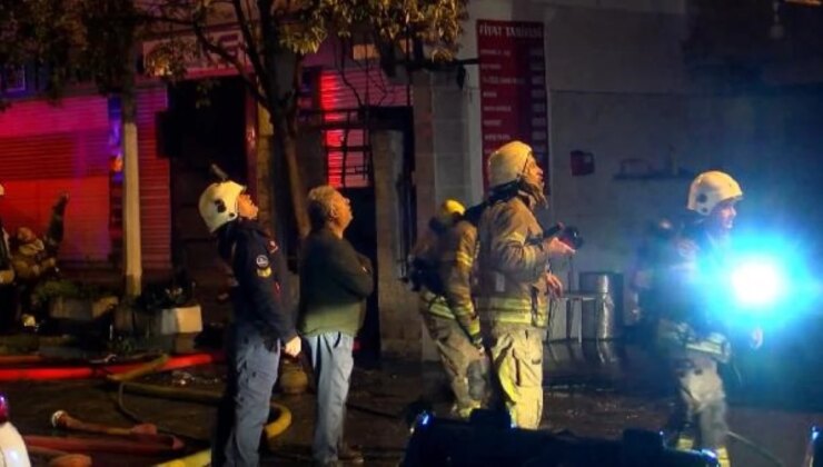 Kağıthane’de çıkan yangın bitişiğindeki binalara sıçradı, mahsur kalan 4 kişi kurtarıldı