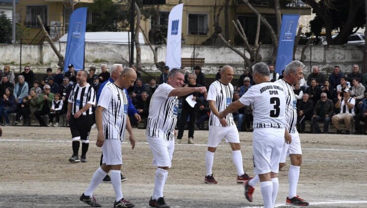 Kuşadası Gençlik Spor Kulübü’nde Efsane Futbolcular Toprak Alanda Buluştu