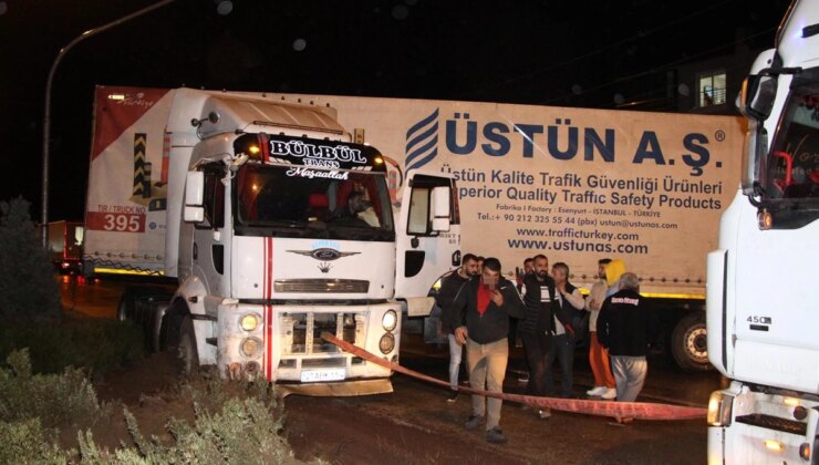 Manisa’da yağışlı havada tır kazası