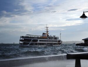 Marmara’da deniz ulaşımına fırtına manisi | İstanbul ve Bursa’da kimi vapur ve deniz otobüsü seferleri iptal edildi