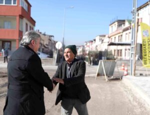 Melikgazi Belediye Lideri, Av. Mehmet Altun Ortaokulu’nda yapılan asfalt çalışmasını inceledi