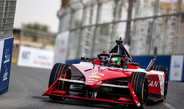 Nissan Formula E Takımı, Elektrikli Yarışlarda Yükseliyor: Diriyah’da Büyük Başarı.