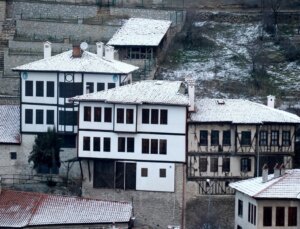 Safranbolu’da Kar Yağışı: Tarihi Yapılar Karla Kaplandı