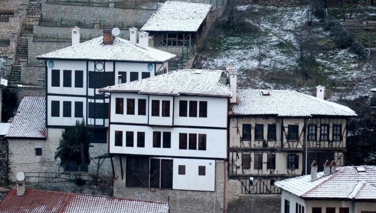 Safranbolu’da Kar Yağışı: Tarihi Yapılar Karla Kaplandı