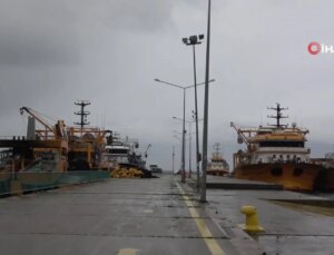 Sinop’ta fırtına nedeniyle balıkçı gemileri limana sığındı