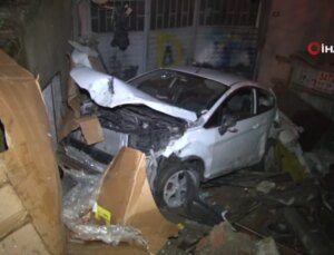 Sultanbeyli’de direksiyon hakimiyetini kaybeden araç şoförü ortalığı savaş alanına çevirdi: 1 yaralı