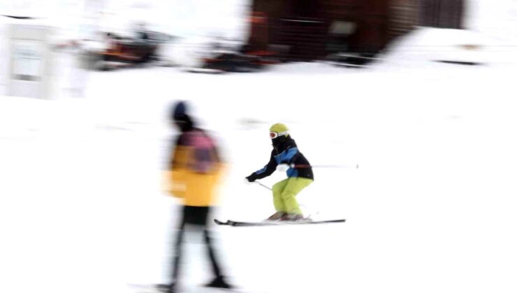 Uludağ’da Kar Yağışıyla Birlikte Kayak Dönemi Açıldı