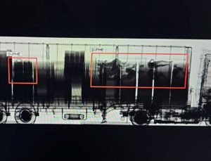 X-ray taramasında ortaya çıktı: TIR’daki yükün ortasında 8 göçmen