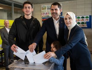 “Murat Kurum Ailesiyle Birlikte Oy Kullanma İşlemi Gerçekleştirdi: İstanbul İçin Yeni Bir Başlangıç Vurgusu”