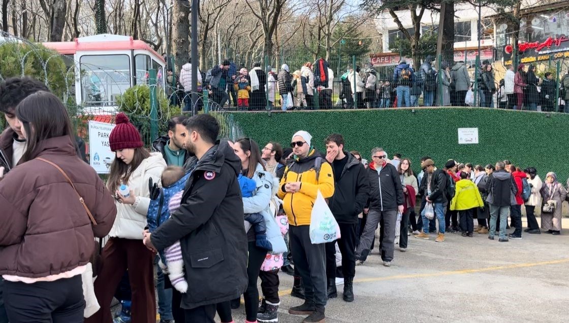 Çileli Bekleyiş: Arıza Trafiği Felç Etti 71 ariza yapti metrelerce kuyruk olustu saatlerdir bekliyorlar jz5UzJrp