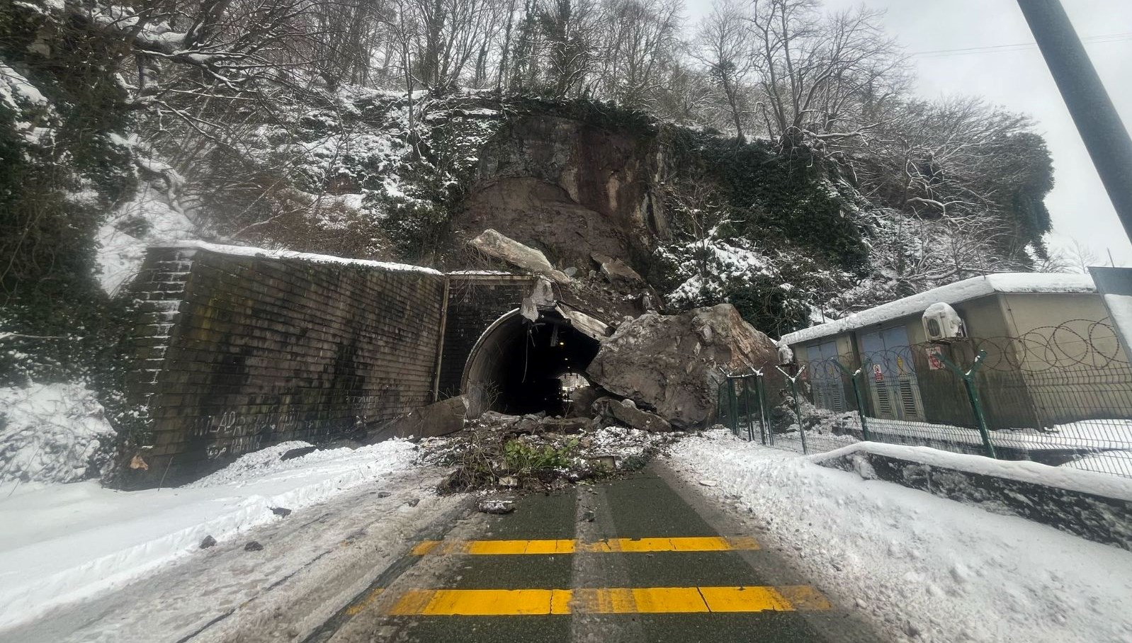 artvindeheyelan sarp tuneli ulasima kapandi CgPrzn1z