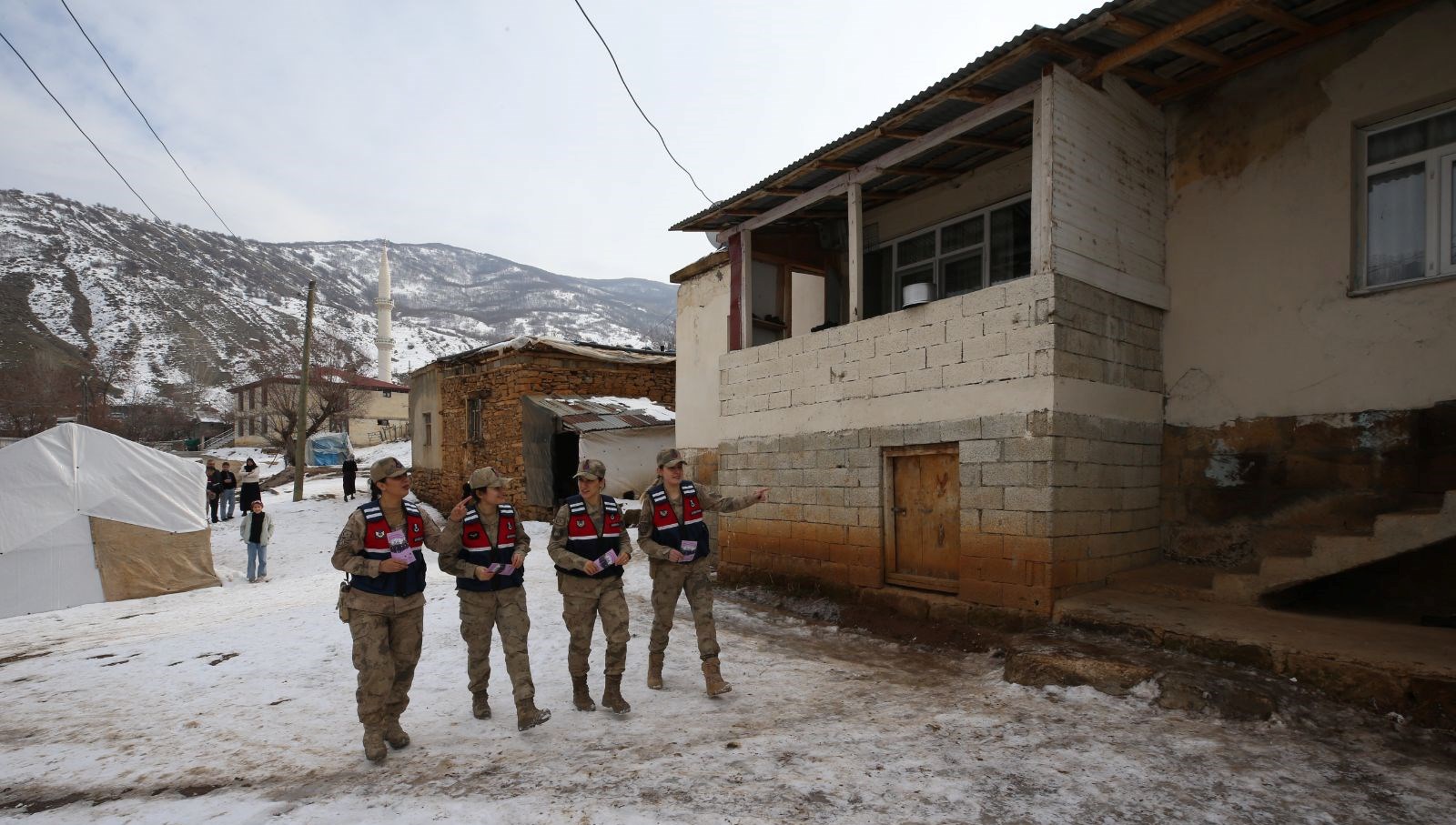 bayan kumandanlar koy koy gezdi bayanlara kadesi anlatti b4aLtp1K