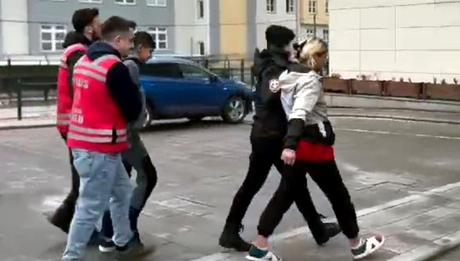 Başkaldırı ve Trajedi: Genç Bir Yaşta Şiddetin Yüzü 71 bayanlarin arbedesinde kan akti 14 yasindaki cocuk bebek katili oldu T4tgB674