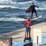 bebek kiyisinda farkli manzaralar batman sorf yapti spider man scooter kullandi iE9z2QqU
