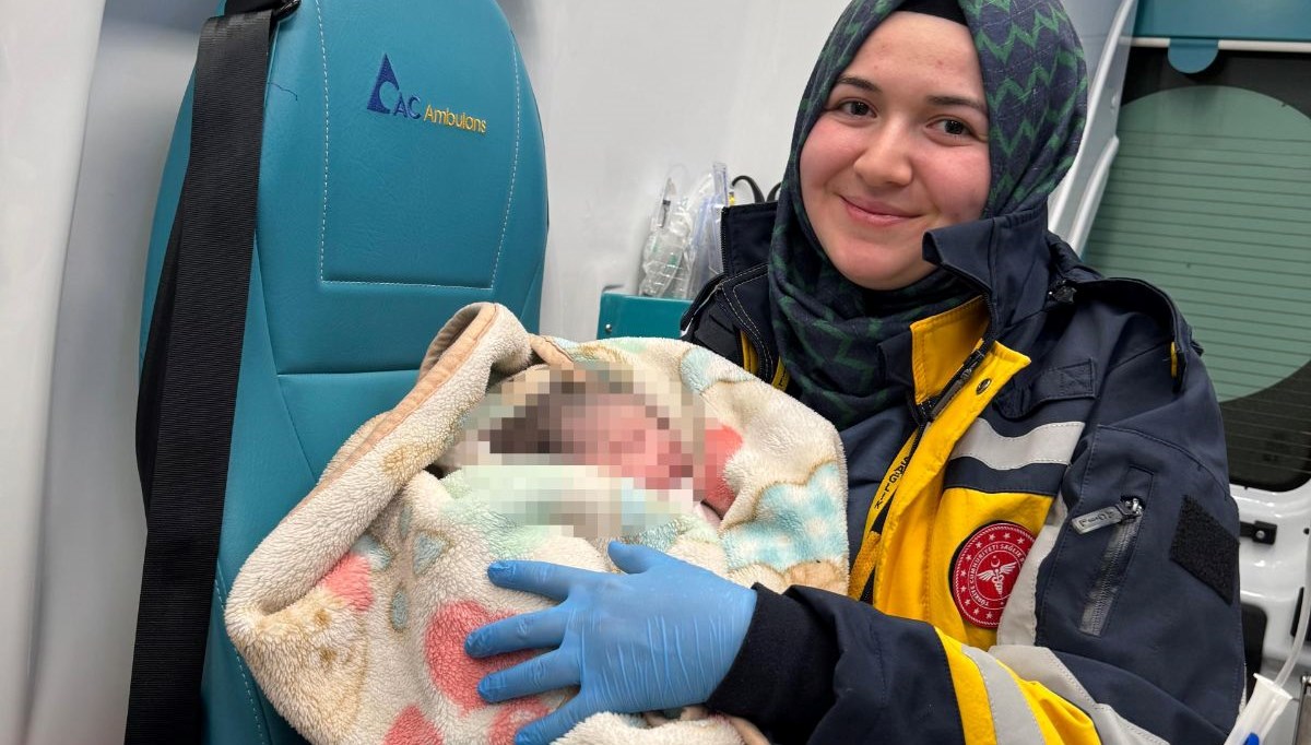 Ambulansta Başlayan Bir Ömür: Eşi Görülmemiş Bir Doğum Hikayesi 71 dunyaya gozlerini ambulansta acti daha evvel bu turlu bir olayla karsilasmamistik TVahwfWU