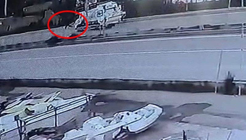 Köpekten Kaçan Genç, Çöp Kamyonunun Altında Kaldı 71 havlayan kopekten kacan gence cop kamyonu carpti 8XkiDUPH