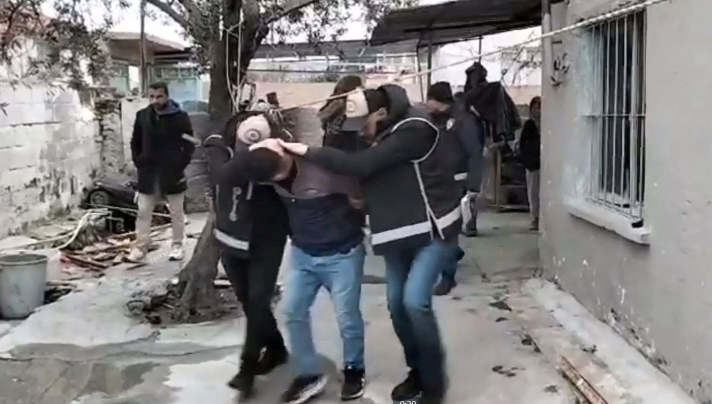 İzmir'de Kaçak Vurgunu: Silah ve Uyuşturucu Şebekesine Ağır Darbe! 71 izmirde silah ve uyusturucu kacakciligina 3 tutuklama K4Rvu9VU
