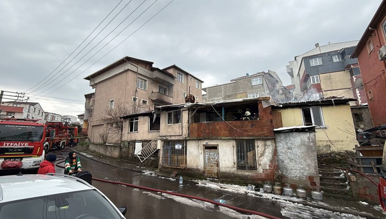 Kocaeli'de Ev Alevleri Paniği: 5 Yaralı ile Sonuçlandı 71 kocaelide korkutan mesken yangini 5 kisi hastanelik oldu RKKJvR7c