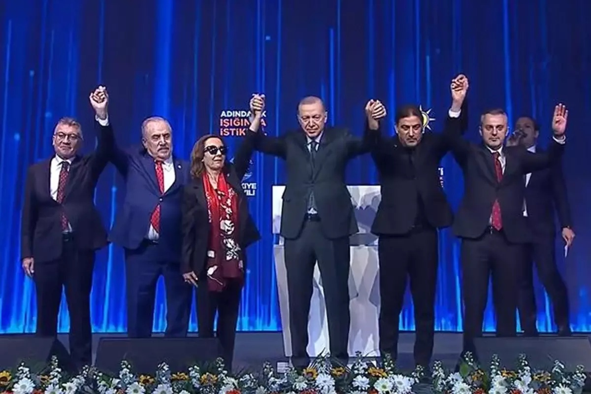 partilerinden istifa eden 3 vekil ak partiye katildi 8lVvtY6v