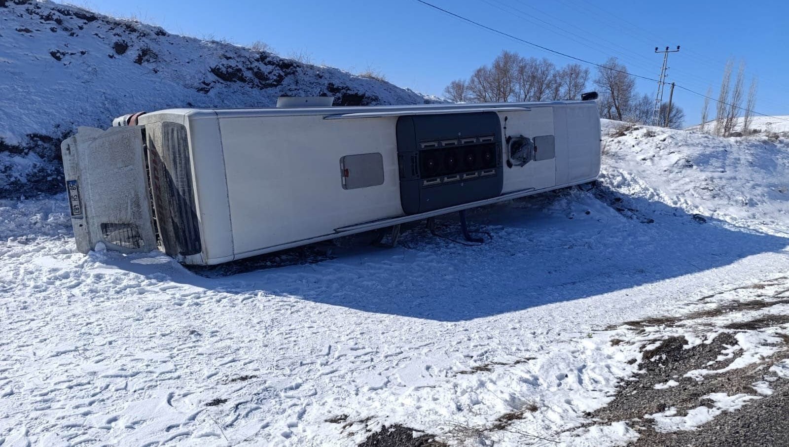 Otobüs Kazası: Seyahat Kâbusa Döndü 71 yolcu otobusu sarampole devrildi dCZjZ4QN