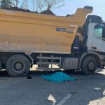 yolun karsina gecerken kamyonun altinda can verdi zwdkGPVq