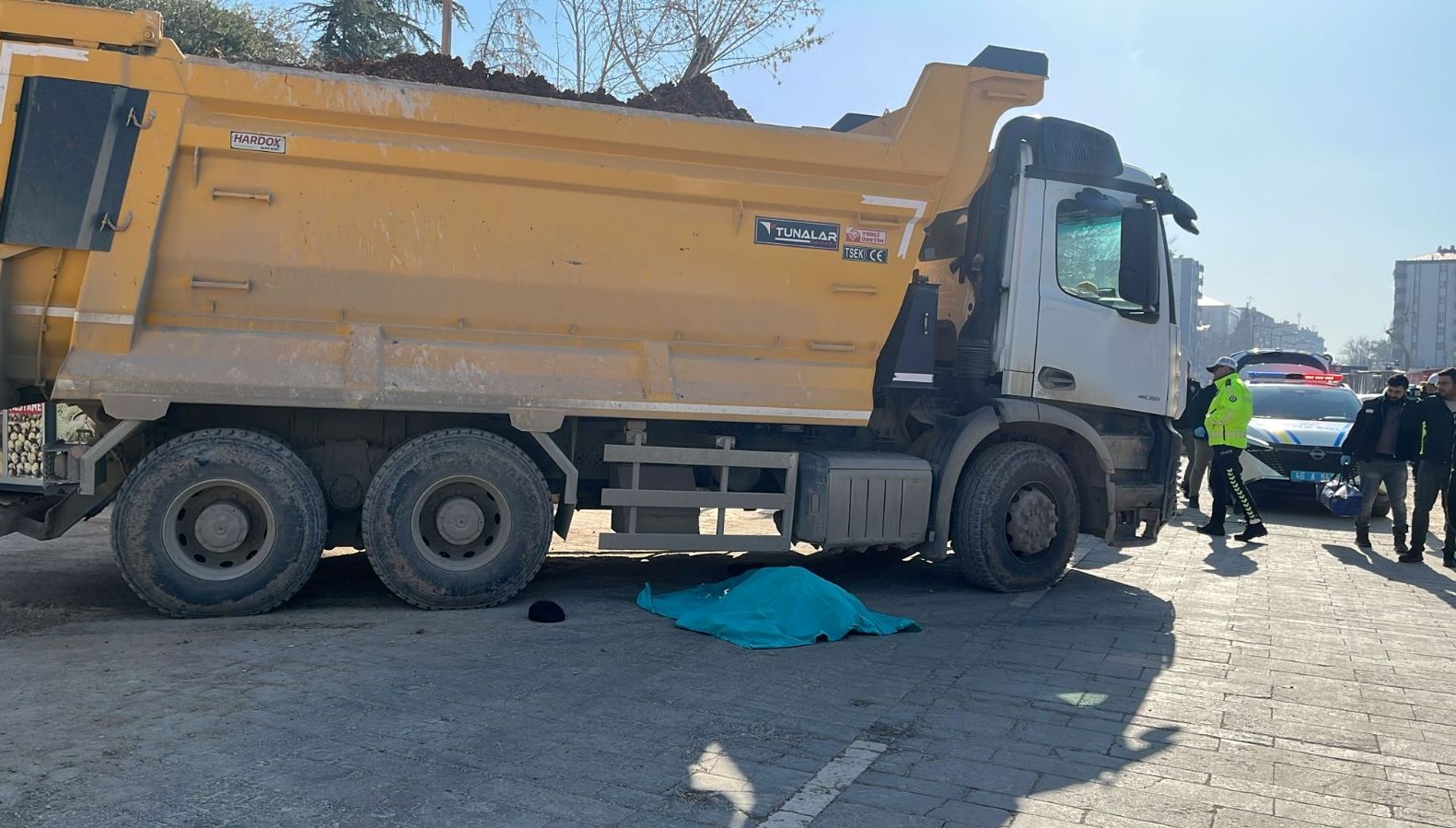 yolun karsina gecerken kamyonun altinda can verdi zwdkGPVq