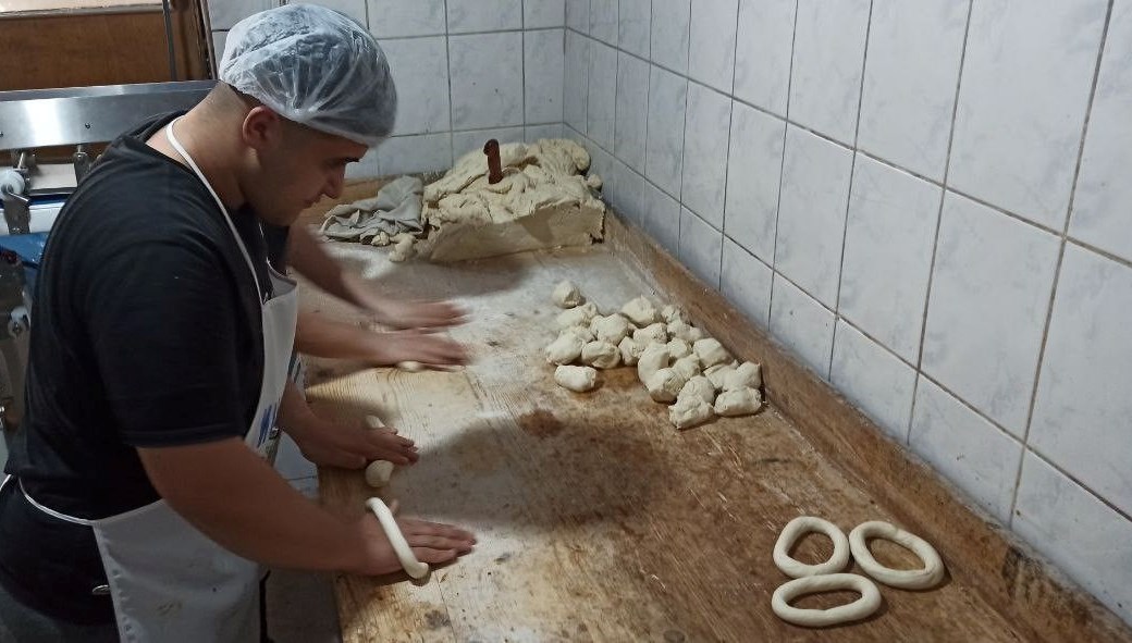 Taş Fırın Sırrı: 113 Yıllık Lezzet Mirası 71 113 yildir bir ilcenin simgesi tarihi tas firin ve odun atesinde pisiyor yGqYEOJg