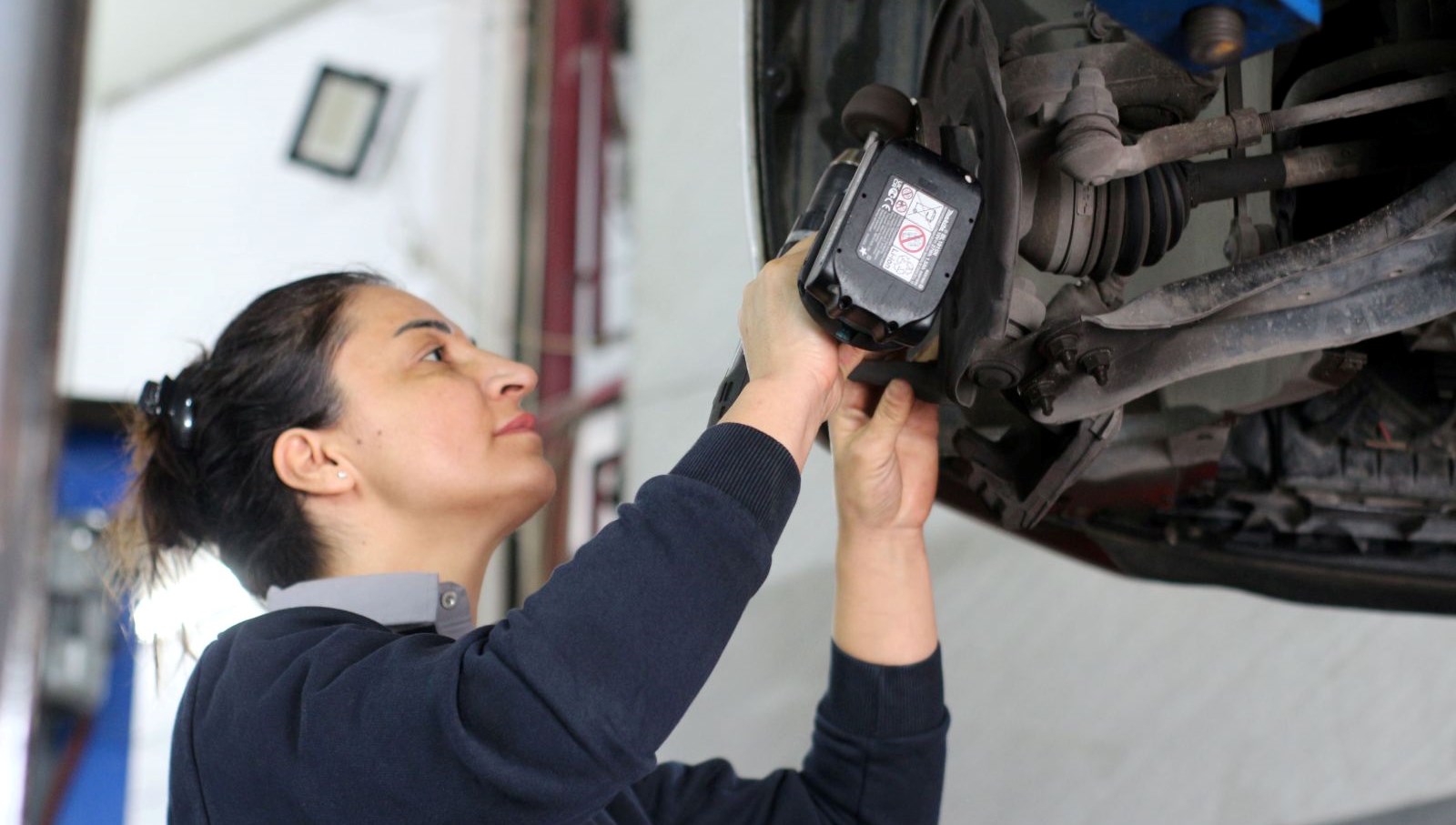 Denizleri Bırakıp Yağlı Ellere: Döndü Kaptan'dan Oto Tamirci Anneye Dönüşüm Hikayesi 71 13 yil yat kaptanligi yapti artik oto tamircisi 2 cocuk annesi dondu hem anne 5MIP8lhM