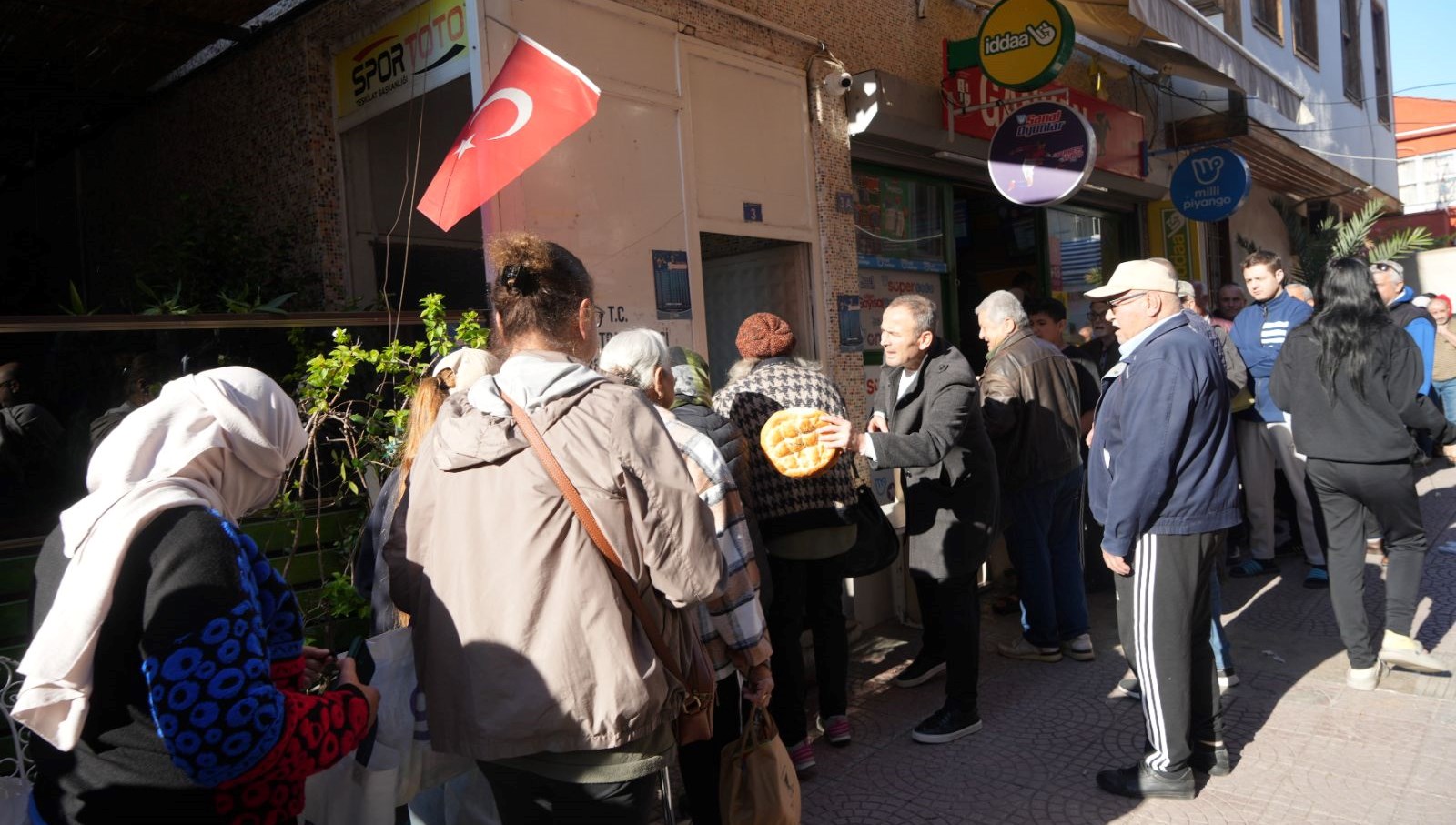 13 Yıllık Ramazan Yardımlaşması: İhtiyaç Sahiplerine Umut Dağıtılıyor 71 13 yillik ramazan gelenegi muhtaclik sahiplerine dagitiliyor zkryAbua