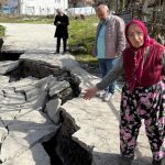 130 hane diken ustunde heyelanda mahallenin yolu coktu 2I4BVAbz